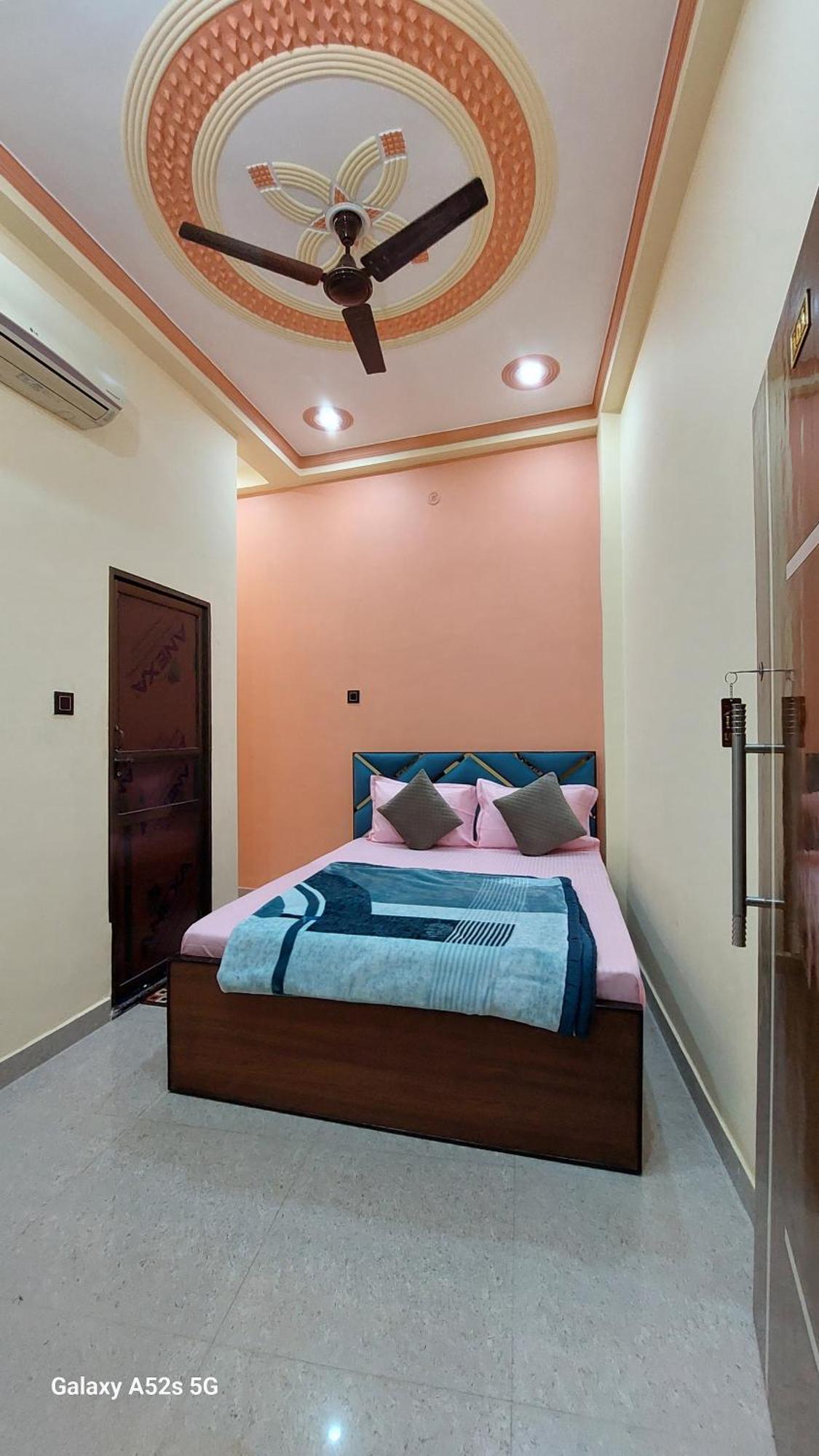 Narayani Paying Guest House Варанаси Екстериор снимка